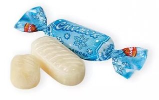 А из содержимого, почему-то, больше всего карамельки Мечта и Снежок запомнились)