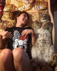 Екатерина и сюда попала. У нее весьма занимательный канал про рысей на ютьюбе, и еще девушка работает с жутко ядовитыми змеями.