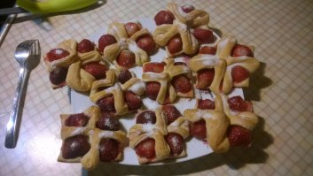 вкусно! )
пожалуй тож кой-чего покажу, хотя фотаю мало )
клубника на слоеном тесте, мясо в соусе хой-шин и яблочно-медовый флам