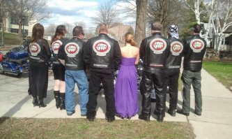 В сиреневом это байкер или ребенок?