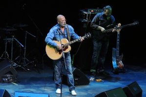 не одевайте и джинсовую рубашку и джинсы,
одно из двух, или верх или низ, иначе будите как американские заключенные выглядеть