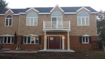 Это дверь нарушает симметрию.