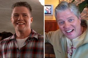 Увы, иногда путают режиссера Роберта Земекиса (обведён на фото) и актёра Томаса Ф. Уилсона (Бифф Таннен).