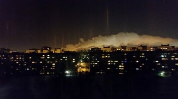 это явление называется гало, недавно в Питере наблюдал, не так конечно красочно, но были столбы