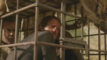 недавно пересматривал, висит на этой телеге замок...
может еще на какой телеге его не было?