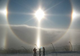 Вот Гало! То что на фото у вас просто столбы света отраженного от уличных фонарей.