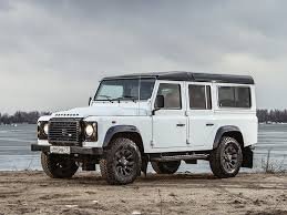 А вас не смущает, что это Nissan Pathfinder, а совсем не Land Rover Defender