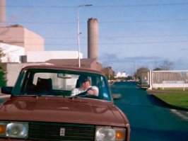 На вступительной заставке к «Симпсонам», снятой с живыми актерами (15-й эпизод 17-го сезона), Гомер едет домой на ВАЗ-2105.