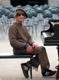 81-летний дедушка решил проверить гитару перед покупкой