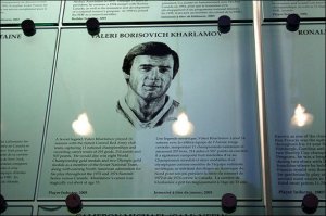 Тихонова не любил никогда!Именно его в первую очередь (как и добрая половина любителей хоккея) виню в смерти Харламова.Он готовился к турниру в Канаде, он был лучшим бомбардиром сборной по итогам последнего чемпионата (мира или европы - не помню),а Тихонов его не включил в состав сборной чтобы показать остальным какой он,мля, жёсткий типа тренер, что не надо ему перечить и что у него,Тихонова - самые стальные яйца в команде.Тьфу!Кстати игроки сборной образца 72-ого года - все как один тоже открыто говорили, что не любили Тихонова (Якушев,Мешаков,Гусев,Рагулин,Петров и прочие), только Михайлов и Третьяк тактично ушли от вопроса.А Тихонов пришёл на смену Тарасову (Татьяна Тарасова, крёстная мать всего нашего фигурного катания - это его дочь) - тренеру которого боготворили все наши хоккеисты тогдашние!Но волею судеб и интриг пришёл Тихонов.Анатолий Тарасов, кстати единственный наш тренер, который включен в зал славы НХЛ - это высочайшая степень признания на западе!Валерий Харламов - тоже есть в зале славы НХЛ.А в сентябре 72-ого (во время первой суперсерии СССР - Канада) Харламову (да и всем в той сборной) предлагали контракт в НХЛ давали миллион долларов!Сумашедшие тогда деньги, тем более для человека у которого зарплата была 300 этих долларов (это я для простоты восприятия перевёл).Харламов пошутил, что он бы рад поиграть в НХЛ, но без своего массажиста никуда и никогда не собирётся.Тогда агент НХЛ предложил подписать контракт и с массажистом - деньги предлагал любые))) понятно, что становиться предателем родины Харламов не собирался...У меня всё, извините за "многобукв."
p.s. Лично для меня всегда было так: Харламов лучший на востоке, Гретций лучший на западе.Это два самых гениальных нападающих в хоккее за весь 20-ый век.