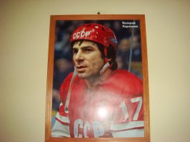 Тихонова не любил никогда!Именно его в первую очередь (как и добрая половина любителей хоккея) виню в смерти Харламова.Он готовился к турниру в Канаде, он был лучшим бомбардиром сборной по итогам последнего чемпионата (мира или европы - не помню),а Тихонов его не включил в состав сборной чтобы показать остальным какой он,мля, жёсткий типа тренер, что не надо ему перечить и что у него,Тихонова - самые стальные яйца в команде.Тьфу!Кстати игроки сборной образца 72-ого года - все как один тоже открыто говорили, что не любили Тихонова (Якушев,Мешаков,Гусев,Рагулин,Петров и прочие), только Михайлов и Третьяк тактично ушли от вопроса.А Тихонов пришёл на смену Тарасову (Татьяна Тарасова, крёстная мать всего нашего фигурного катания - это его дочь) - тренеру которого боготворили все наши хоккеисты тогдашние!Но волею судеб и интриг пришёл Тихонов.Анатолий Тарасов, кстати единственный наш тренер, который включен в зал славы НХЛ - это высочайшая степень признания на западе!Валерий Харламов - тоже есть в зале славы НХЛ.А в сентябре 72-ого (во время первой суперсерии СССР - Канада) Харламову (да и всем в той сборной) предлагали контракт в НХЛ давали миллион долларов!Сумашедшие тогда деньги, тем более для человека у которого зарплата была 300 этих долларов (это я для простоты восприятия перевёл).Харламов пошутил, что он бы рад поиграть в НХЛ, но без своего массажиста никуда и никогда не собирётся.Тогда агент НХЛ предложил подписать контракт и с массажистом - деньги предлагал любые))) понятно, что становиться предателем родины Харламов не собирался...У меня всё, извините за "многобукв."
p.s. Лично для меня всегда было так: Харламов лучший на востоке, Гретций лучший на западе.Это два самых гениальных нападающих в хоккее за весь 20-ый век.