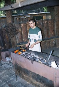 очищенные семечки, автоматический мангал.. а где это знаменитое подключение к космосу при самом процессе???
если уж на то пошло, то не парьтесь..
вот самый настоящий "без напряга" шашлык...