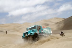 Давай немножечко посмотрим на машину Де Роя Iveco Powerstar Torpedo 4x4
В основе гоночного снаряда — итальянское шасси грузовика Iveco Trakker 4x4, на которое установлена кабина и оперение от капотного тягача Iveco Strator, который представляет собой выпускаемую голландской фирмой Charles Feijts Groep (CFG) мелкосерийную "европеизированную" версию "капотника" Iveco Powerstar для австралийского рынка.
Серийный 13-литровый шестицилиндровый турбодизель Iveco Cursor 13 на гоночном грузовике "раскачан" до 840 л.с. при 2200 об/мин при крутящем моменте в жутковатые 3600 Нм уже при 1200 об/мин.(900 л.с. при 2200 об/мин, крутящий момент 3800 Нм при 1100 об/мин. по данным 2014 года)
Свирепый момент передается на ведущие мосты Sisu через 16-ступенчатую "механику" фирмы ZF и бездифференциальную раздатку ZF-Steyr. На мостах — дисковые тормоза, по два амортизатора Donerre на колесо (заменены на Reiger на автомобиле 2014 года), трехлистовые пакеты рессор спереди и двухлистовые — сзади.
Вот это основа, так у всех, но агрегаты, узлы предписанные регламентом, в большей степени серийные.