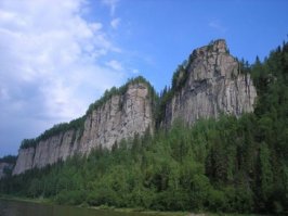 Камень Ветлан, р.Вишера, Пермский край. Пути Ермака.
У его подножия, посреди реки, находятся рукотворные острова – срубы, заполненные галькой. Это молчаливая память о политзаключенных, работавших здесь в тяжелейших условиях. 
Отвесная система 100-метровых скалистых утесов протянулась вдоль побережья реки Вишеры на 1750 метров.