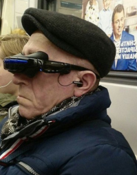 подскажите, что за очки на дядьке?