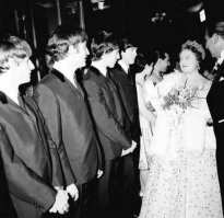 Принцесса Диана и мистер Бин.Елизавета вторая и Битлз.Она же и Мерлин Монро.