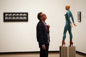 А вот тетка на фото заголовка, вполне вероятно, фрезерована из цельного куска стали.