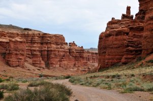 Долина замков, Чарынский каньон, Алматы.
Один из самых известных и красивых природных достопримечательностей Казахстана - Чарынский каньон, расположившийся на отрогах Тянь-Шаня, недалеко от границы с Китаем.