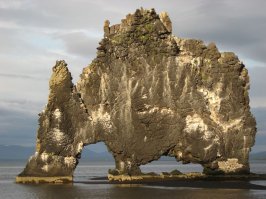 Исландский "динозавр" Hvítserkur
Эта необычной формы скала находится в заливе Хунафлоуи, у северного берега Исландии. В её очертаниях  можно разглядеть громадное существо, похожее на динозавра, которое пьёт воду Гренландского моря.