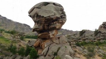 Скала "Баба-Яга", Павлодар, Казахстан. 
Скала Баба Яга – огромный каменный валун в форме лысой головы безобразной старухи, который сформировался много лет назад под воздействием воды и ветра. Скалу так прозвали туристы, поскольку ее внешний вид напоминает известный сказочный персонаж – Бабу-Ягу.

Скала Баба Яга находится около красивого озера Жасыбай, вблизи поселка Баянаул Павлодарской области, на северо-востоке Казахстана. Скала Баба Яга, вместе со скалой Булка и другими каменными валунами, представляет интересную природную достопримечательность Баянаульского национального парка, в котором они расположены. Это наиболее известный природный памятник во всем парке, который также называют просто «каменной головой», на казахском – «кемпір тас».