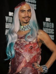 Турецкий шеф-повар "сексуально посолил мясо" и стал богом Инстаграма (и мемом)