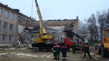 Школа в г.Сморгонь в РБ и через 5 дней пристройка где спорт зал был.