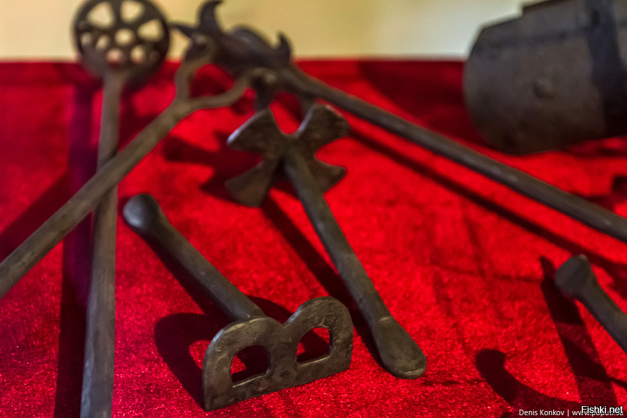 Очки пыток. Средневековое клеймо. Клеймо в средневековье. Старые инструменты для пыток. Средневековые пыточные инструменты из металла.