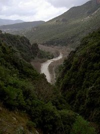 Дикий и пугающий вид реки Ахерон( Aqueronte)в Феспротии, текущей между отвесными скалами и иногда теряющейся под землей, а также глубина и испарения Ахерузийского озера стали причиной как народного верования греков, что здесь находится вход в преисподнюю, так и того, что вблизи озера с древних времён находился оракул. Также и в некоторых других странах этим именем назывались озёра, вид которых порождал подобные представления, а именно в Аркадии и Кампании.