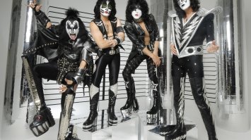 Эх, школота... Здесь нет пародий. От слова "совсем".  И смешного тоже, что поделать, мода была такая. 
Хотя, сама, каюсь, в школьном возрасте, откопала пачку журналов мод (начала-середины 70-х). Ух, как мы с подружками ржали, до колик!
Тогда  ловите, может, и эти смешными покажутся...