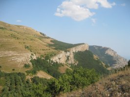 Местный . В Алуште живу. Места все красивые. Это вид с Пакхал-Кая на Демерджи . 1-Пакхал-Кая(Лысый Иван).2-Козырек (к Демерджи ведет ) справа вдалеке Долина Приведений. 3--на вершине . 4- вид на Чатыр-даг,справа вдалеке Симферополь . 5-долина приведений + Екатерина.