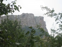 Местный . В Алуште живу. Места все красивые. Это вид с Пакхал-Кая на Демерджи . 1-Пакхал-Кая(Лысый Иван).2-Козырек (к Демерджи ведет ) справа вдалеке Долина Приведений. 3--на вершине . 4- вид на Чатыр-даг,справа вдалеке Симферополь . 5-долина приведений + Екатерина.