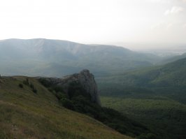 Местный . В Алуште живу. Места все красивые. Это вид с Пакхал-Кая на Демерджи . 1-Пакхал-Кая(Лысый Иван).2-Козырек (к Демерджи ведет ) справа вдалеке Долина Приведений. 3--на вершине . 4- вид на Чатыр-даг,справа вдалеке Симферополь . 5-долина приведений + Екатерина.