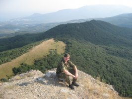 Местный . В Алуште живу. Места все красивые. Это вид с Пакхал-Кая на Демерджи . 1-Пакхал-Кая(Лысый Иван).2-Козырек (к Демерджи ведет ) справа вдалеке Долина Приведений. 3--на вершине . 4- вид на Чатыр-даг,справа вдалеке Симферополь . 5-долина приведений + Екатерина.