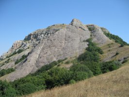 Местный . В Алуште живу. Места все красивые. Это вид с Пакхал-Кая на Демерджи . 1-Пакхал-Кая(Лысый Иван).2-Козырек (к Демерджи ведет ) справа вдалеке Долина Приведений. 3--на вершине . 4- вид на Чатыр-даг,справа вдалеке Симферополь . 5-долина приведений + Екатерина.