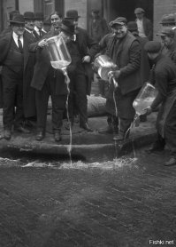 Сухой закон, мужчины выливают виски, США, 1931 г