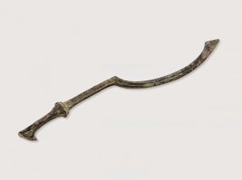 Про хопеш я писал в раньших статьях (Мечи - символы эпохи), но он к сабле не имеет отношения, скорее к топору и серпу, от коих происходит и с ними схож по тактике боя и поражению. Были бронзовые рапиры, то есть колющие мечи - это да. А бронзовых сабель пока не нашли, но может и откопают, воистину чудны дела его.