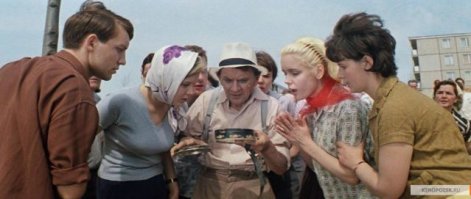 Либо это такой себе незатейливый способ отмыва денег, тем более, что пишут, что он "профессионал", а я что-то не припомню профессиональных игроков в рулетку.