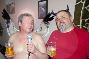 то-есть русская жена хороша тем, что позволяет себя бить?А немецкие жёны плохие, так-как жалуются на побои тем, кто может их от этих побоев защитить (полиции)?Женщин бить нельзя!Если ты это себе позволил - ты слаб духом и разумом.Если тебе хочется женщину ударить - то не надо жить с такой женщиной.
---------
вот вам ещё фото этих мужыков.но только "немец" походу уже всё))