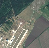 У нас в Ульяновске также, у аэропорта Восточный. Причем дачи эти строится начали ещё в советское время (и аэропорт, естественно тоже был уже, только был он тогда не аэропортом, а Лётно-Испытательным Комплексом - ЛИК при авиационном заводе). У меня и самого там дача.