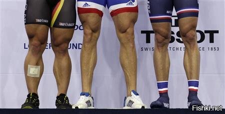 На снимке парня с накачанными ногами и велосипедом на стене совершенно нет фотошопа. Подобные ноги характерны для спринтеров, трековые велогонки, когда важна максимальная скорость на малой дистанции, максимальный рывок.
Призёры финального этапа Кубка мира по велоспорту на треке в Лондоне:

Роберт Фортсман: