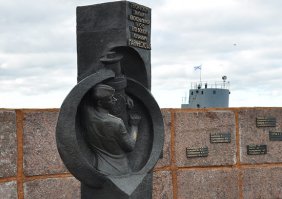 После того как Латвия вышла из СССР, то фашистский облик "свободной" проибалтийской республики показали в полной мере, приступив к сносу
памятника Маринеско в Либаве, который стоял в Военной гавани Лиепаи.
Латышские националисты, потомки недобитых фашистов, дали советским
морякам 1 сутки, чтобы демонтировать памятник Маринеско и вывезти 
в Россию, что и было сделано. Убывающие военные корабли доставили
фрагменты памятника в Кронштадт и заново его смонтировали.
В личных разговорах латыши открыто говорили, что они сочувствуют
погибшим фашистам от торпед подлодки Маринеско, считают его
военным преступником и памятник будет снесен, как только уйдет
из Латвии последний моряк ВМФ России. 
Говорили те латыши, что до развала СССР преданно глядели нам в глаза.
Убирайтесь вон из Латвии, оккупанты, кричали латыши нам в спину...
Теперь "свободные" проибалты преданно лижут сапог солдатов НАТО.
Ну, и хер со шпротами с ними!
.
Фото памятника Маринеско, который успели увезти из Латвии.