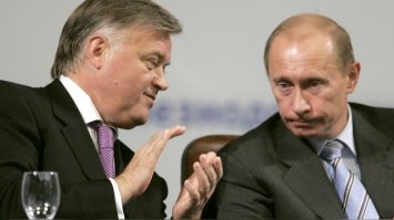 А вот Владимир Иванович Якунин богаче их всех вместе с Захарченко, отошёл от дел и не преследуется по закону. Как же так?