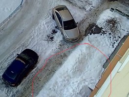 кстати, если присмотреться, то видно, что народ по сугробам немало побегал, это тоже подтверждает, что рядом стояла машина, еще сильнее перегородившая тротуар.