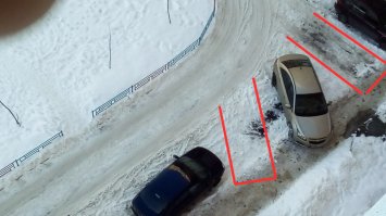 на самом деле, всё объяснимо. просто судя по следам, там стояло еще две машины, между которыми пришлось вкарячиться третьей (герою поста)

а почему на тротуар так сильно залез? так что бы проезд оставить