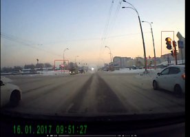 Тут есть вариант (один из):
1 Светофор с задержкой, хотя нет - зеленый быстро загорелся.
2 Тралик начал двигаться раньше, маршрутос тоже хотел проскочить на розовый. В момент удара загорелся красный для него. 
3 Один фиг - оба мудаки. 
4 Я белый лебедь на пруду