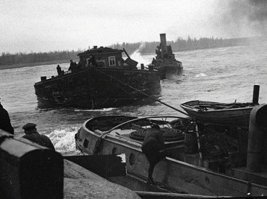 Тебя бы под бомбёжкой пикирующих 87 юнкерсов на медленной гружёной посудине туда. Ты бы разрулил всё, правда?