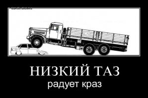 В Новосибирске грузовик проехал по капоту машины засыпанной снегом