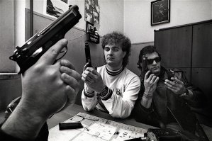 Пока надпись не прочитал, думал - Россия, 90-е, в магазин за хлебом собираются.