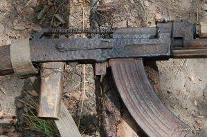 Для сравнения автомат Калашникова сомалийского пирата. Стреляет, между прочим.