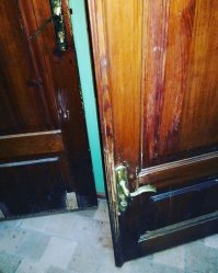 Это что-бы бухой Батя ночью попить на кухню прошел.